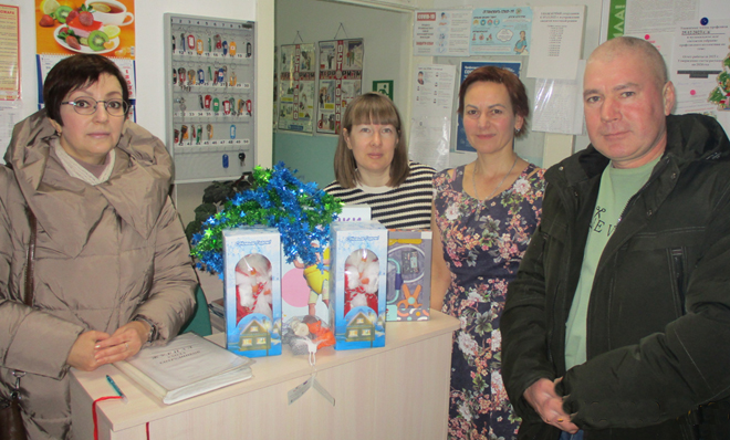 Таможенники из Магнитогорска привезли детям новогодние подарки